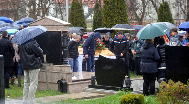 За смрт крива чашица више?